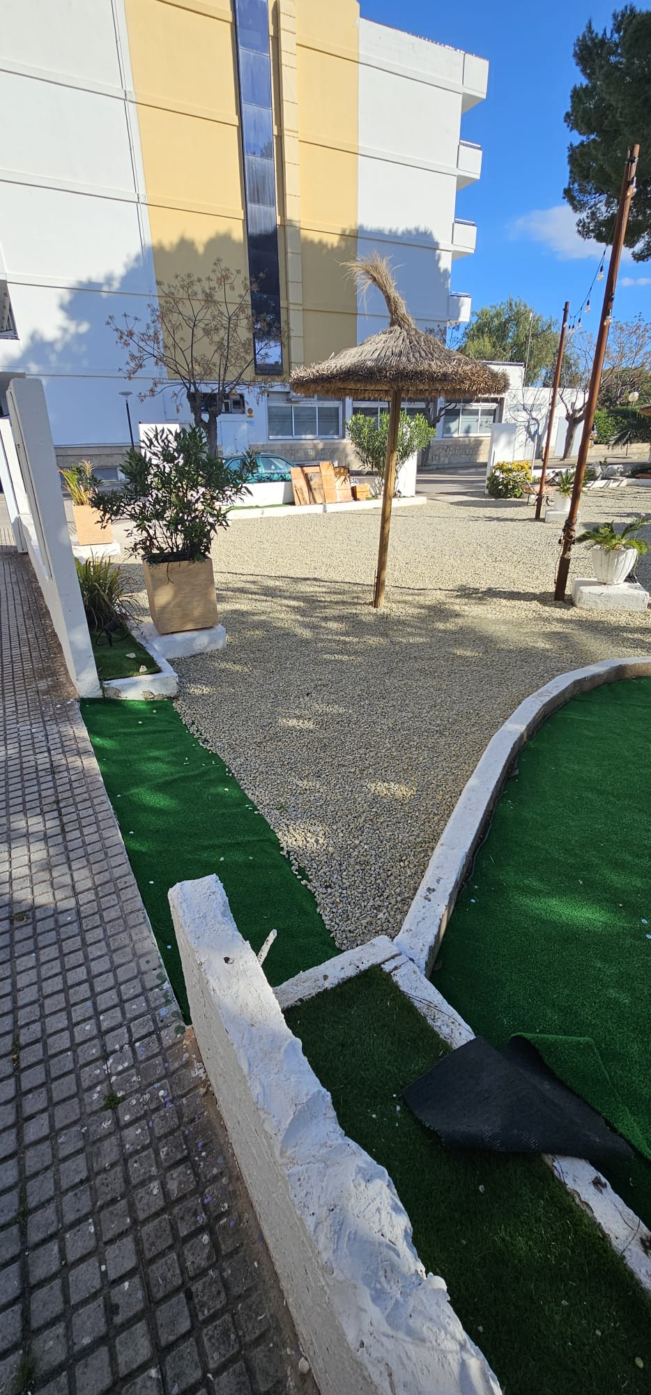 Espaço exterior com guarda-sol de palha